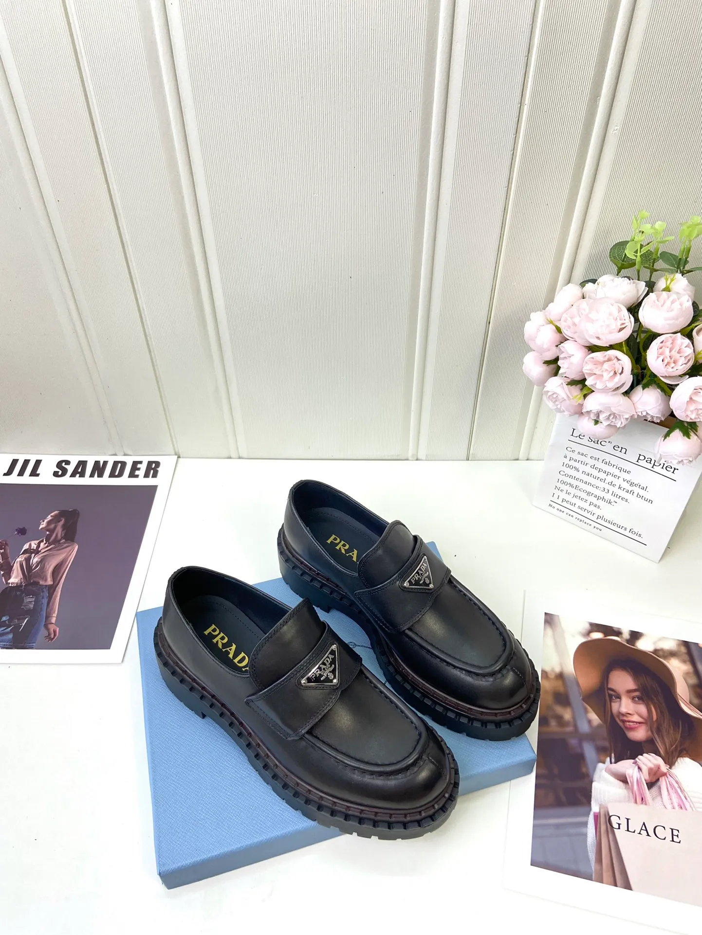 👟👟Ex-factory price 520👟👟 🔥🔥✨Prada* 2024WA new autumn and winter thick-soled loafers👟 These leather loafers use thick soles, craftsmanship details and contemporary elements add vitality, interpreting classics in a new fashion language. Enamel-coated triangular metal logo with a height of 55 mm makes its debut 🌟 Recommended by major bloggers on Xiaohongshu, developed 1-1 to highlight classic charm. Cowhide lining TPU outsole ➕ genuine leather edge bar Code number: 35 to 41 (40-41 customized, non-refundable)